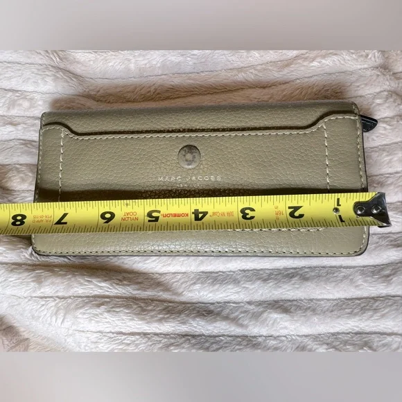 Marc Jacobs Tan Leather Bifold Wallet  mod: M0013050 slight button wear - Picture 8 of 10